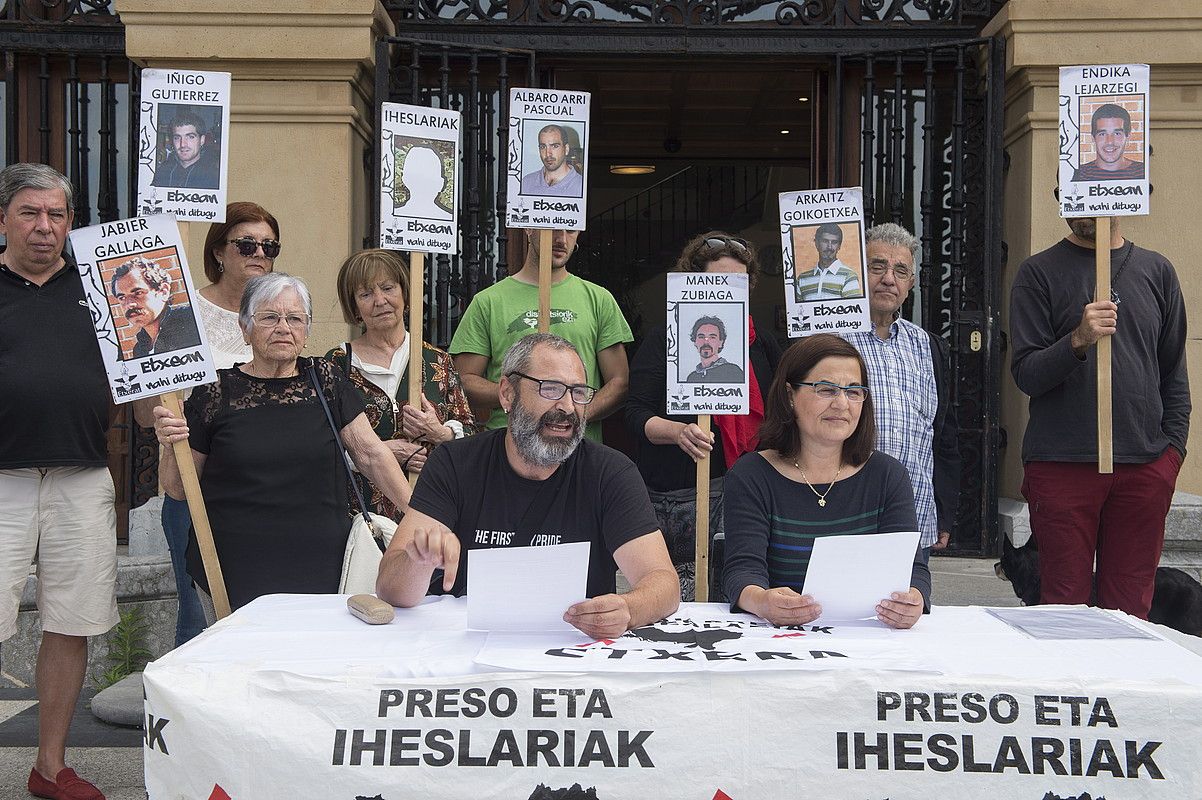 Getxoko presoen senitartekoak, atzo, Getxon egindako agerraldian. MONIKA DEL VALLE / ARGAZKI PRESS.