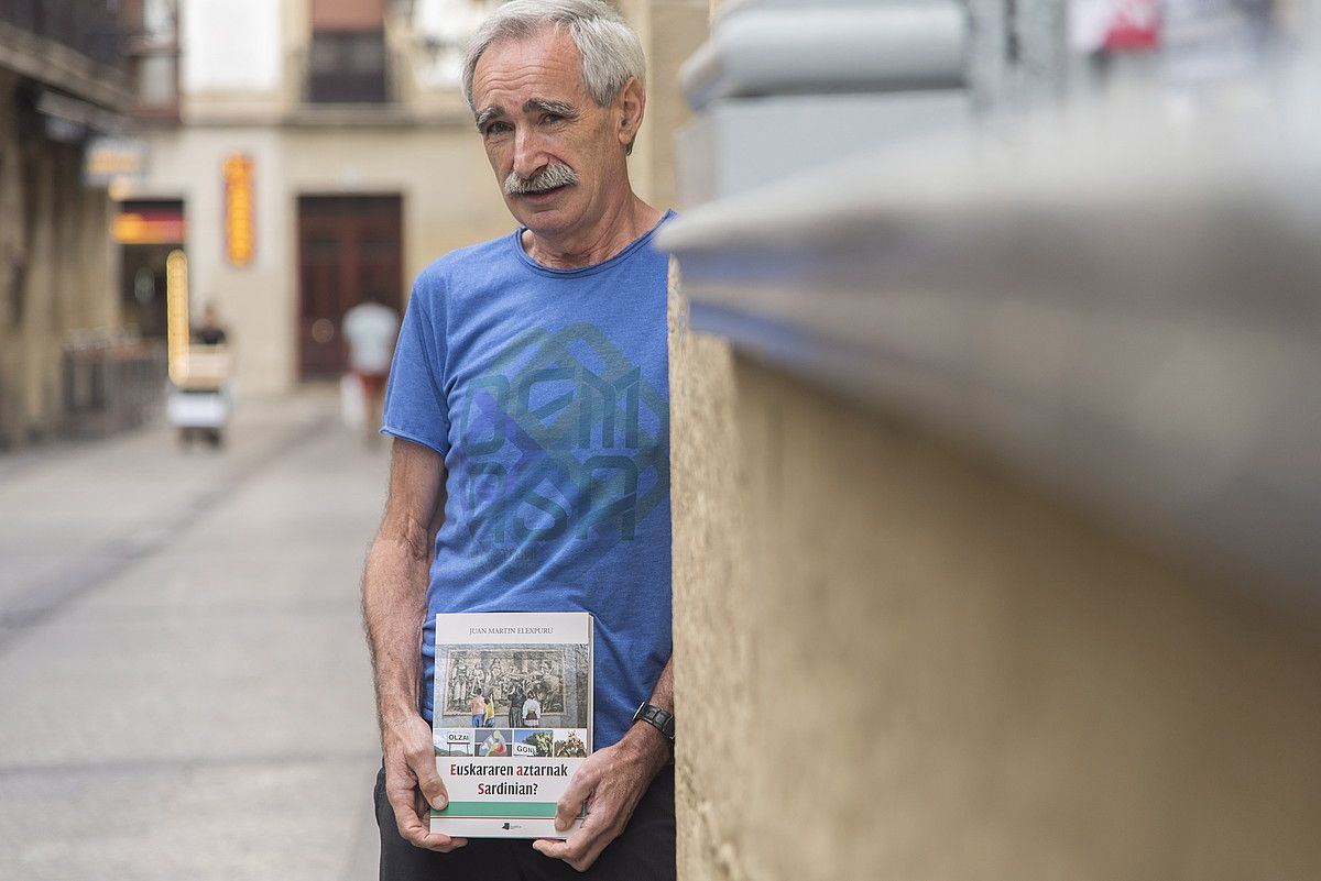 Juan Martin Elexpuru, Donostian, Euskararen aztarnak Sardinian? liburuaren aurkezpenean. ANDONI CANELLADA / ARGAZKI PRESS.