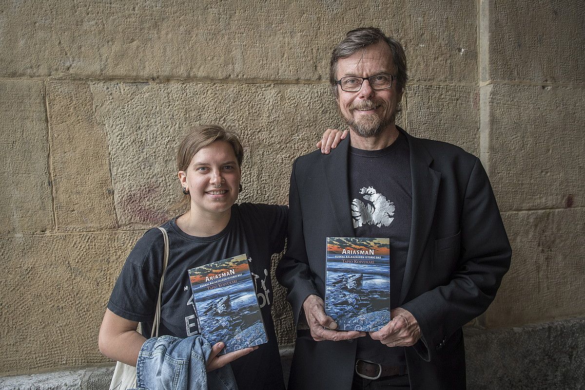 Maia Ossa Rissanen itzultzailea eta Tapio Koivukari idazlea, atzo, Donostian. GORKA RUBIO / ARGAZKI PRESS.