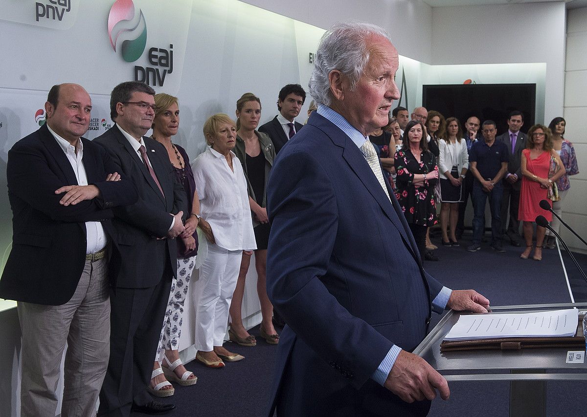 Juan Mari Atutxa, alderdikide eta senideek lagunduta, atzo, Bilbon. LUIS JAUREGIALTZO / ARGAZKI PRESS.