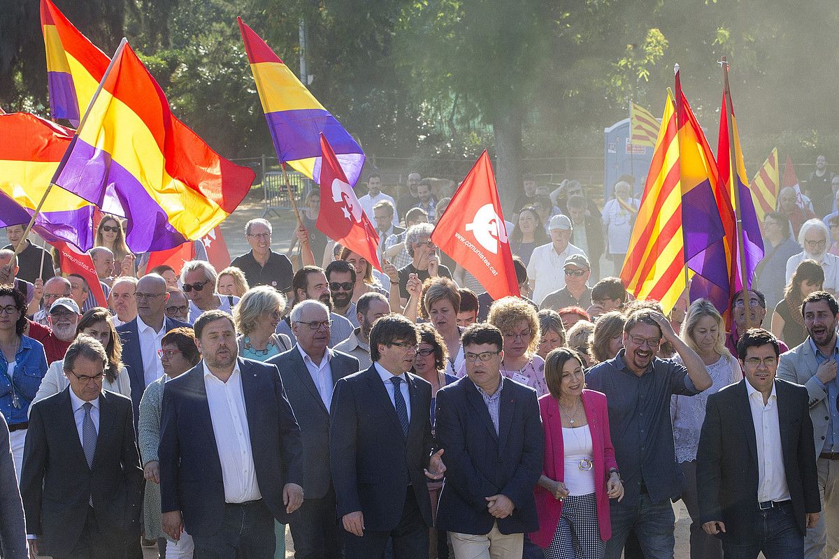 Carles Puigdemont presidentea eta gobernuko eta parlamentuko kideak, herenegun, Bartzelonan. QUIQUE GARCIA / EFE.