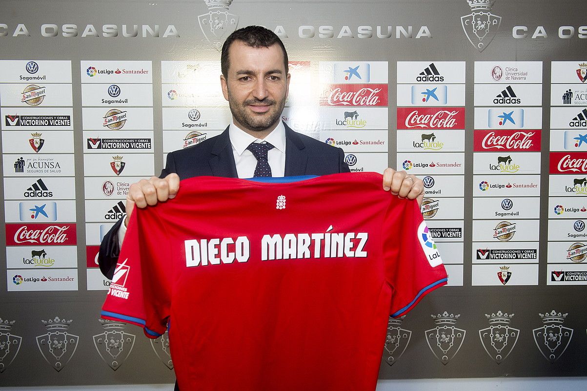 Diego Martinez Osasunaren elastikoarekin, atzoko aurkezpenean. IÑIGO URIZ / ARP.