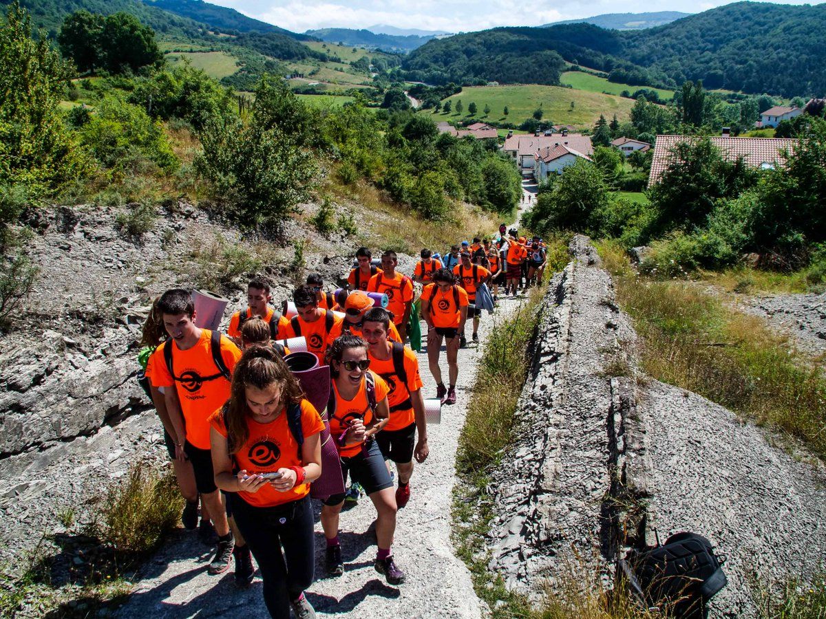 Espedizioko gazteak Zubirira bidean. EUSKARABENTURA./