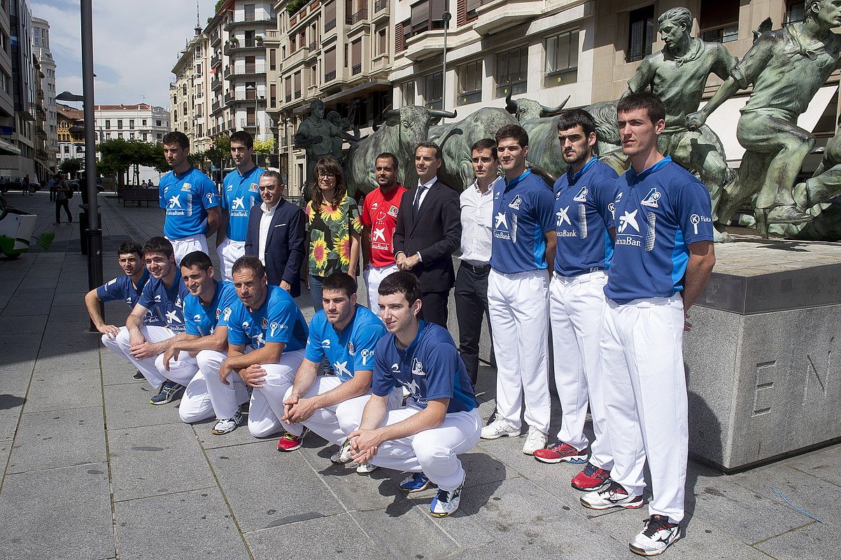 Sanferminetako torneoan parte hartuko duten pilotariak, Caixa Bank babesleko ordezkariekin. IÑIGO URIZ / ARGAZKI PRESS. Sanferminetako torneoan parte hartuko duten pilotariak, Caixa Bank babesleko ordezkariekin. IÑIGO URIZ / ARGAZKI PRESS.