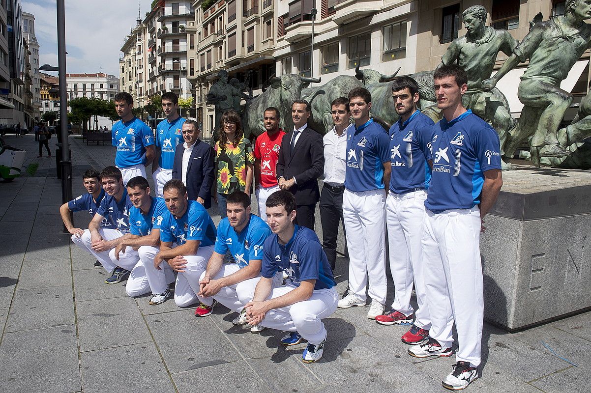 Sanferminetako torneoan parte hartuko duten pilotariak, Caixa Bank babesleko ordezkariekin. IÑIGO URIZ / ARGAZKI PRESS.