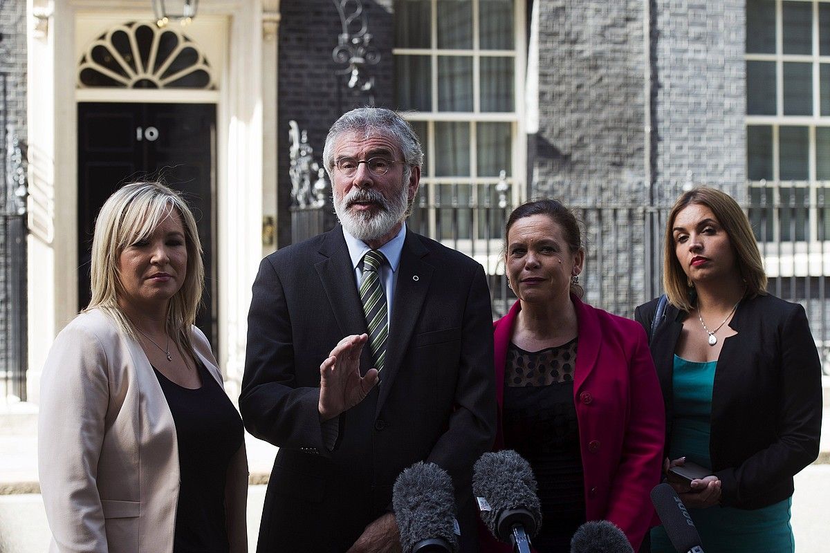 Michelle O'Neill, Gerry Adams, Mary Lou McDonald eta Elisha McCallion Sinn Feineko ordezkariak, atzo, Downing Streeten. WILL OLIVER / EFE.