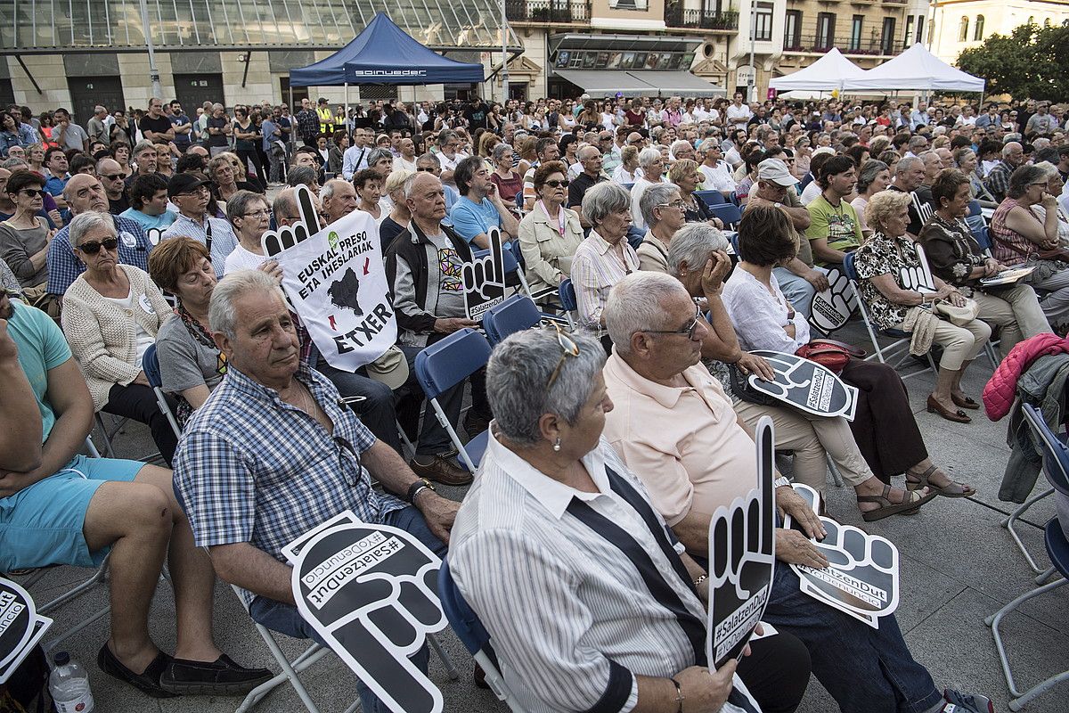 Ekitaldi batekin amaitu zuten atzo hirugarren urteurrenean Sarek Donostian antolatutako eguna. JAGOBA MANTEROLA / ARP.