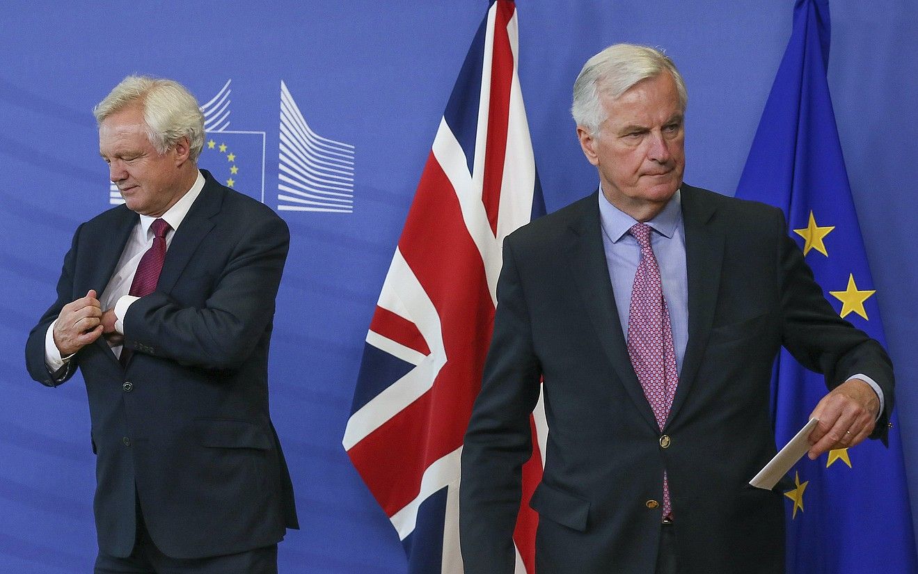 David Davis Erresuma Batuko negoziatzaile burua eta Michel Barnier Europako Batasunekoa, atzo, Bruselan. STEPHANIE LECOCQ / EFE.