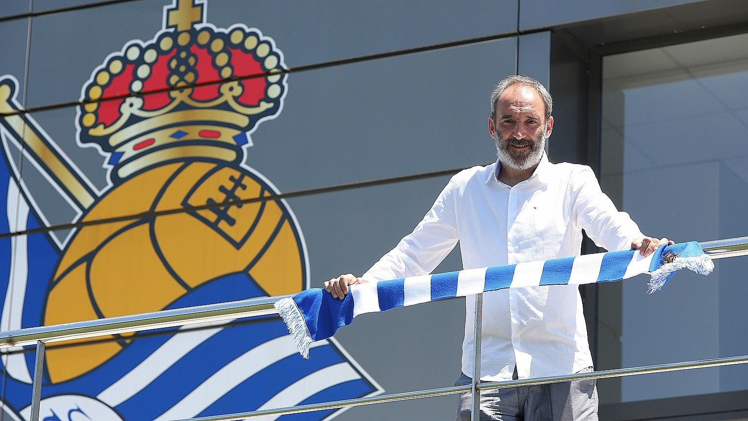 Juanjo Arregi, bufanda txuri-urdin batekin, Zubietan. MANUEL DIAZ DE RADA/ REALA.