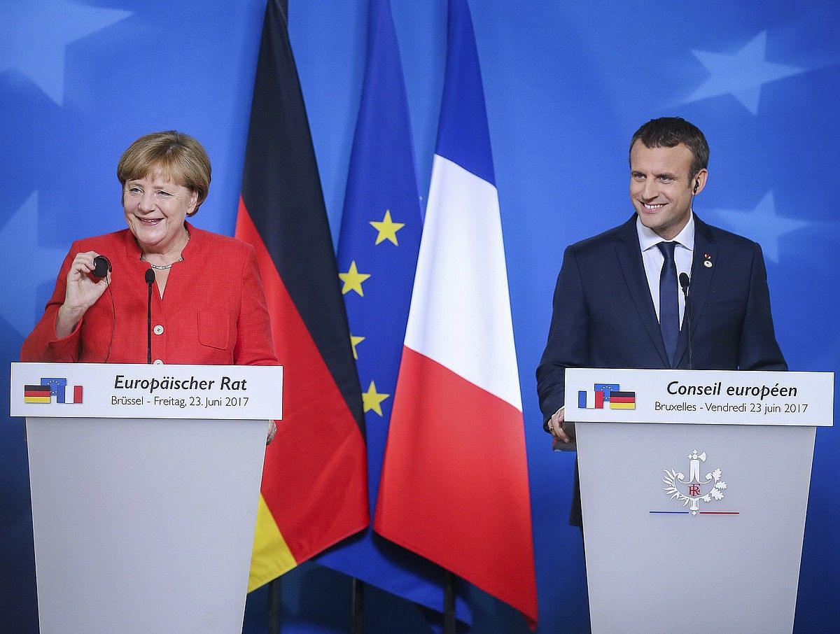 Angela Merkel Alemaniako presidentea eta Emmanuel Macron Frantziakoa,atzo, Bruselan. STEPHANIE LECOCQ / EFE.