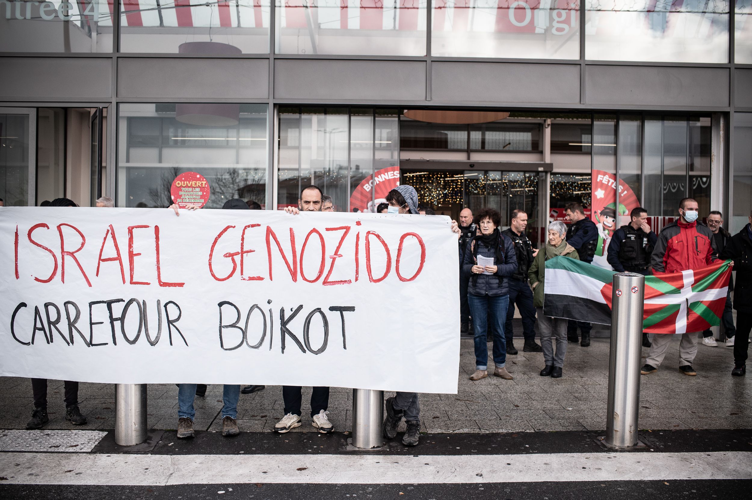 (ID_13447630) (Patxi Beltzaiz/EZEZAGUNA) 2023-12-23, Angelu. Israel Boikot manifestazioa Carrefour BAB2 merkataritza gunearen aitzi...