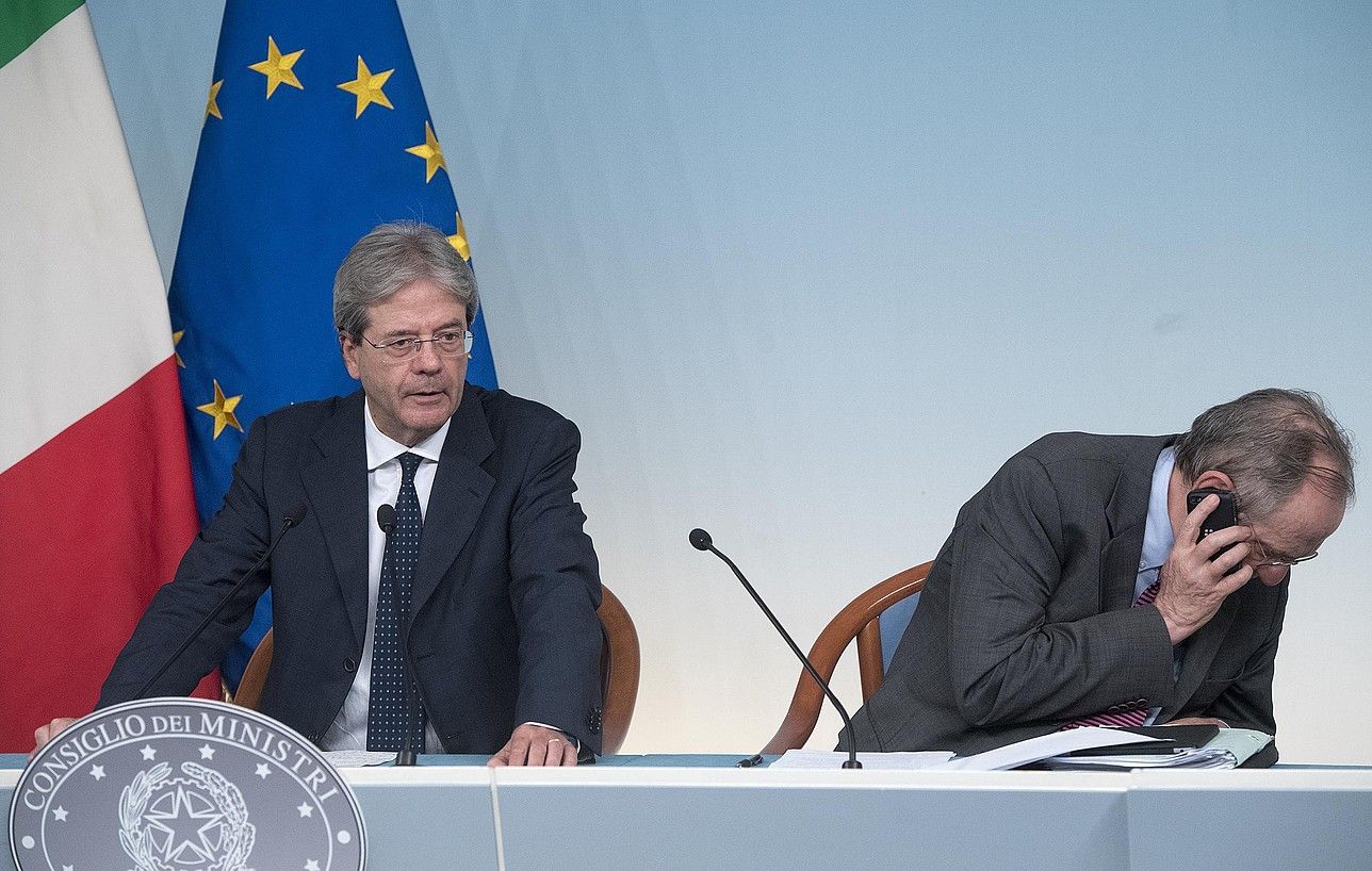 Italiako lehen ministroa, Paolo Gentiloni, eta Finantza ministroa, Pier Carlo Padoan. CLAUDIO PERI / EFE.