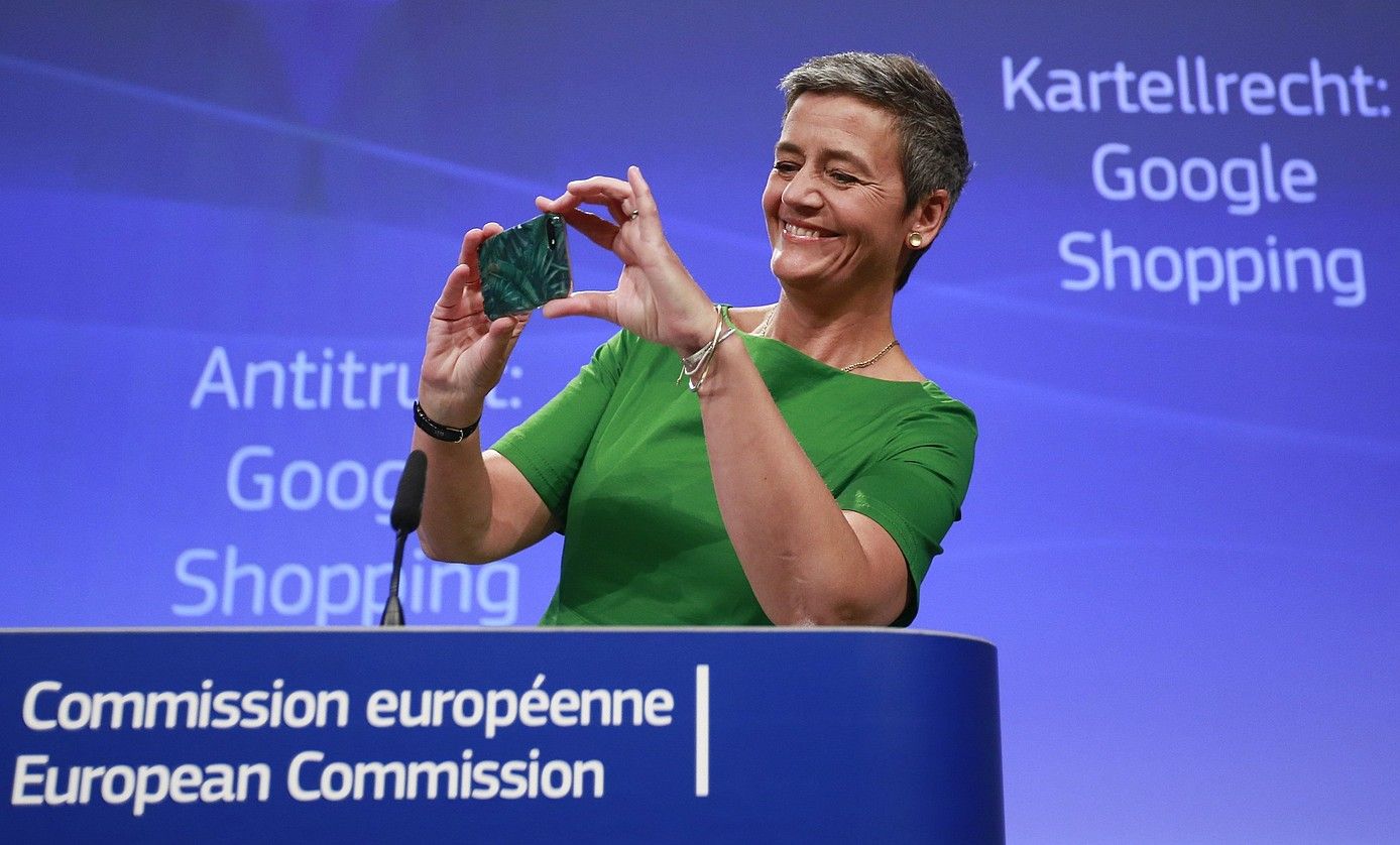 Margrethe Vestager Europako Batzordeko Lehia komisarioa, Googleren isunaren nondik norakoak azaltzeko agerraldian. OLIVIER HOSLET / EFE.