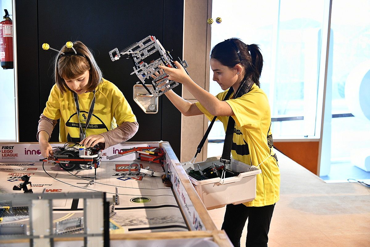 Diseinua. Gaitasun batzuk lortzeko diseinatu behar dute robota First Lego League lehiaketan. INNOBASQUE.