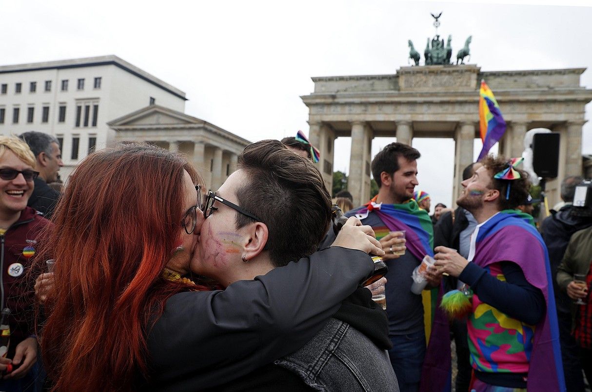 Bi emakumezko, atzo, elkarri muxu ematen Berlinen, Brandenburgoko Atean, parlamentuak hartutako erabakiaren berri izan ostean. FELIPE TRUEBA / EFE. Bi emakumezko, atzo, elkarri muxu ematen Berlinen, Brandenburgoko Atean, parlamentuak hartutako erabakiaren berri izan ostean. FELIPE TRUEBA / EFE.