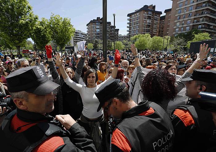 Hainbat emakume Iruñeko Justizia jauregiaren aurrean protestan. VILLAR LOPEZ