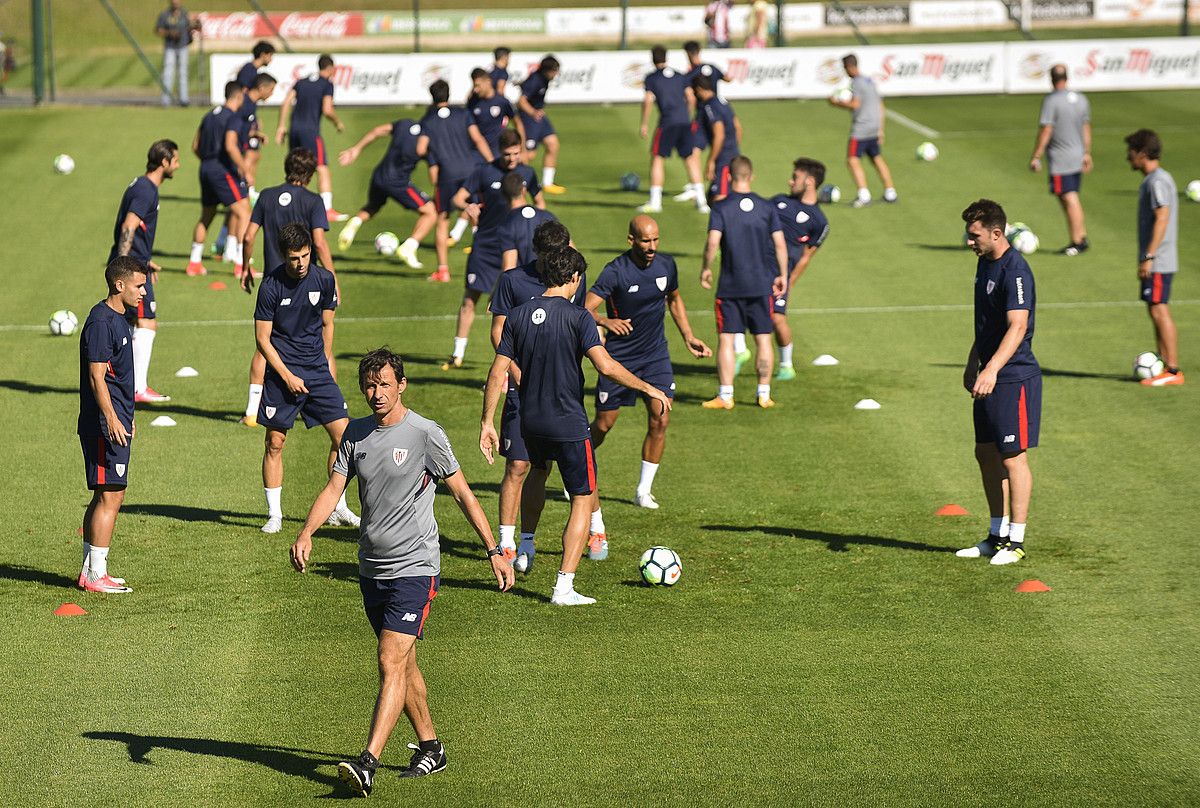 Athletic denboraldiko lehen lan saioa egiten, atzo, Lezaman. MIGUEL TOÑA/ EFE.