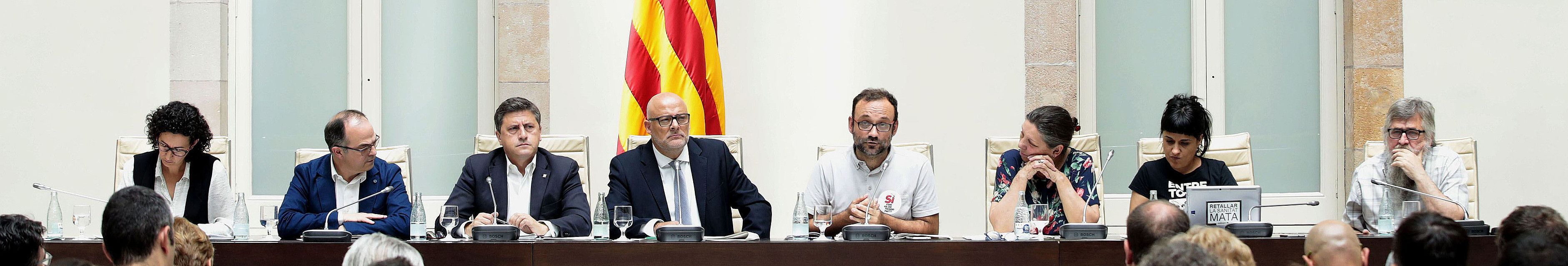Junts Pel Siko eta CUPeko diputatuak, atzo, Kataluniako Parlamentuan Erreferendum Legea aurkezten. ALBERTO ESTEVEZ / EFE.