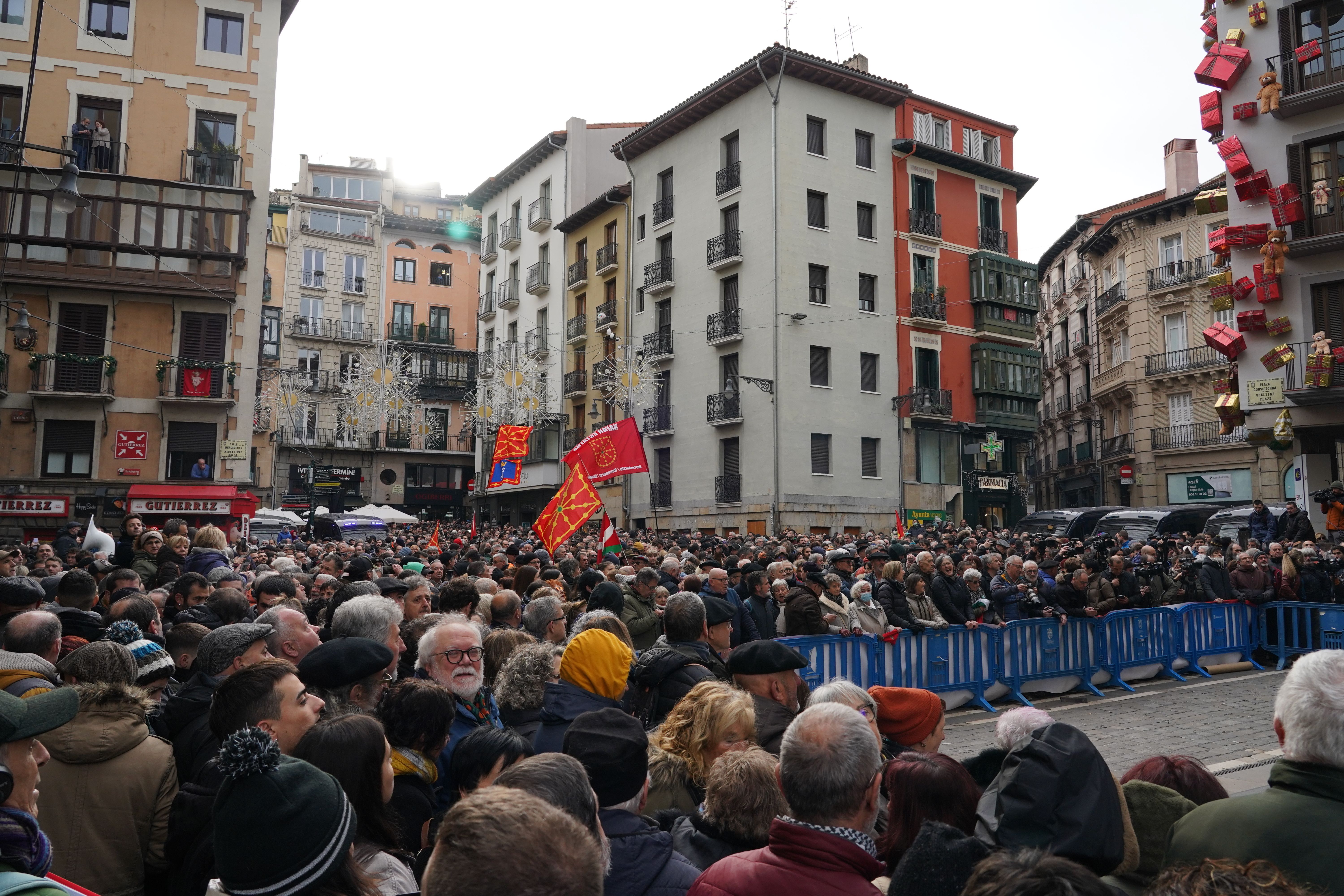 Jendetza bildu da udaletxe plazan, Asiron alkate izendatzeari sostengua emateko. Jon Urbe / Foku Jendetza bildu da udaletxe plazan, Asiron alkate izendatzeari sostengua emateko. Jon Urbe / Foku