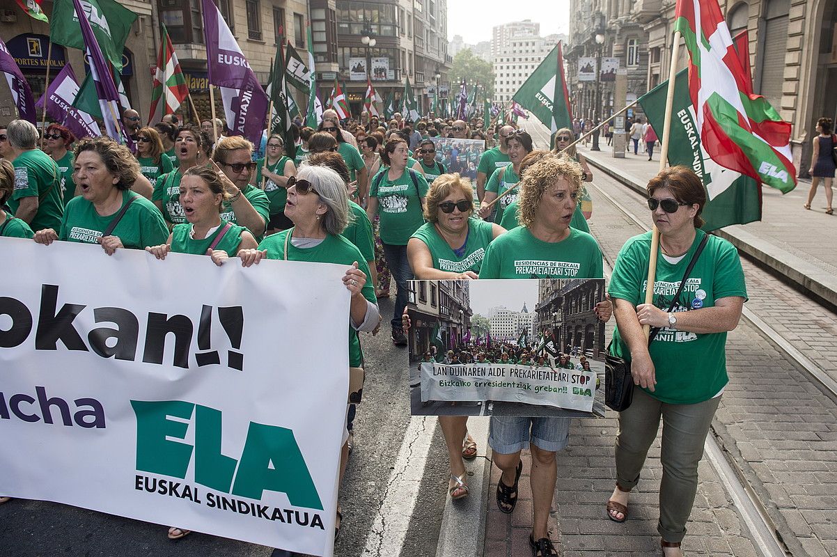 Uztailaren 5ean, 2.000 pertsona elkartu ziren Bilbon, zahar etxeetako langileek antolatutako azken manifestazioan. MONIKA DEL VALLE / ARGAZKI PRESS.