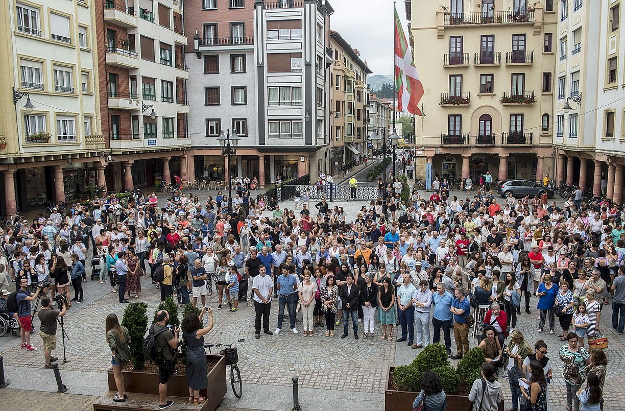 Atzo eguerdiko elkarretaratzea, Zarautzen. GORKA RUBIO / ARGAZKI PRESS.