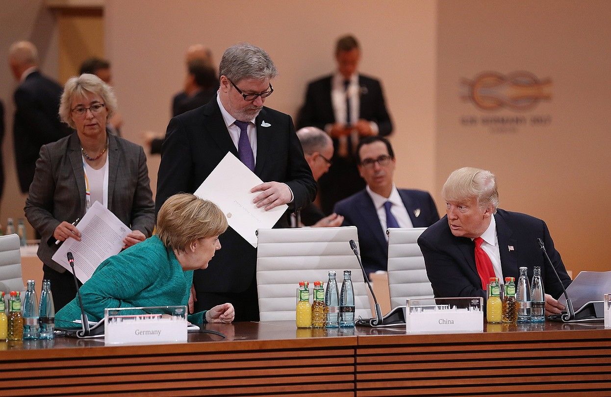 Angela Merkel Alemaniako kantzilerra eta Donald Trump AEBetako presidentea, atzo, Hanburgon. SEAN GALLUP / EFE.