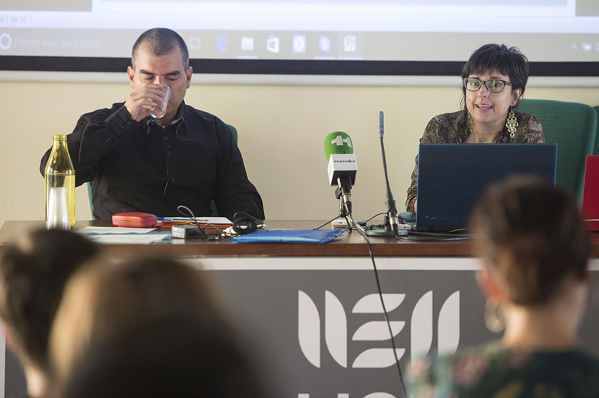 Urtzi Urkizu aurkezlea eta Maria Gonzalez Gorosarri ikertzailea, atzo, Eibarren. MONIKA DEL VALLE / ARGAZKI PRESS. Urtzi Urkizu aurkezlea eta Maria Gonzalez Gorosarri ikertzailea, atzo, Eibarren. MONIKA DEL VALLE / ARGAZKI PRESS.