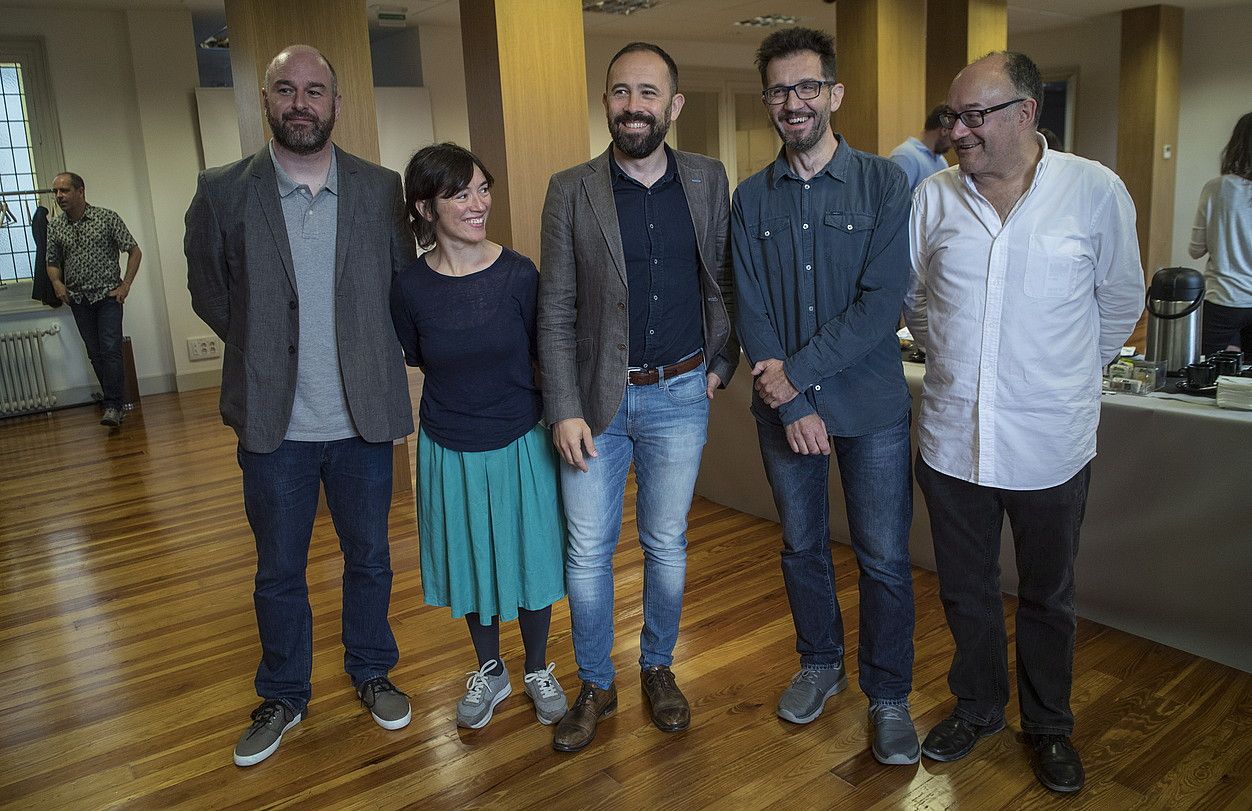 Joxean Fernandez Euskadiko Filmategiko zuzendaria, Ane Rodriguez Tabakalerako zuzendaria, Denis Itxaso Gipuzkoako Kultura diputatua, Carlos Mugiro eskolako zuzendaria eta Jose Luis Rebordinos Zinemaldiko zuzendaria, atzo. J. URBE / ARP. Joxean Fernandez Euskadiko Filmategiko zuzendaria, Ane Rodriguez Tabakalerako zuzendaria, Denis Itxaso Gipuzkoako Kultura diputatua, Carlos Mugiro eskolako zuzendaria eta Jose Luis Rebordinos Zinemaldiko zuzendaria, atzo. J. URBE / ARP.