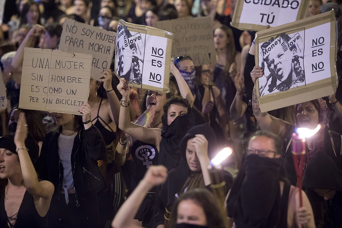 Festen aurretik, gaueko manifestazio bat egin zuten erasoen aurka. I. URIZ / ARP.