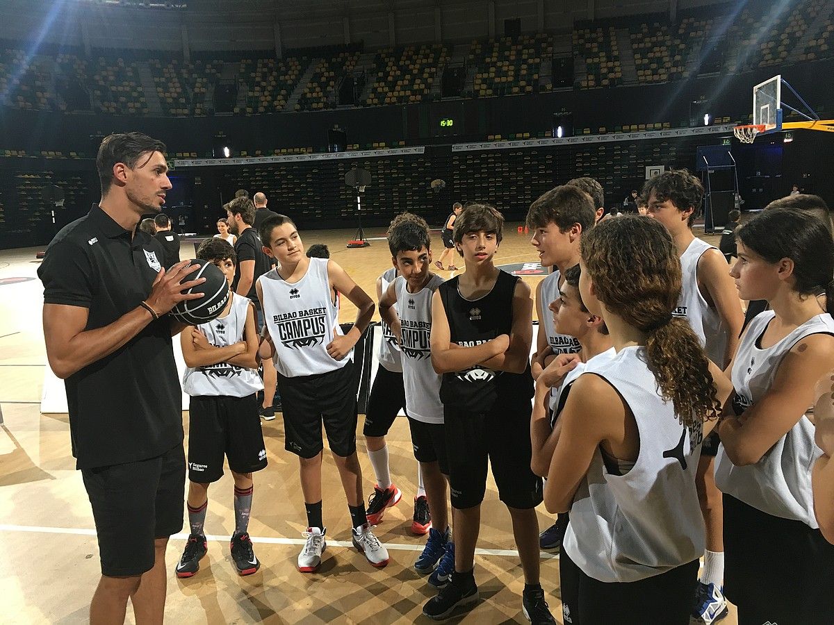 Pere Tomas da Bilbo Basketek fitxaturiko jokalari bat. Irudian, umeekin jolasean. BILBO BASKET.