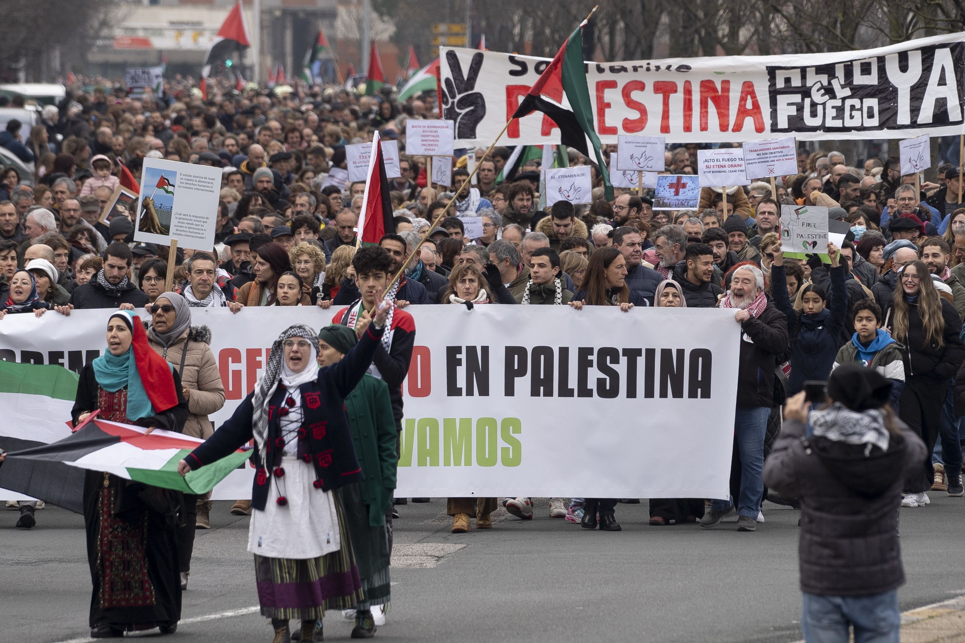 (ID_13457930) (Iñigo Uriz/@FOKU) 2023-12-30, Iruñea. Yala Nafarroa Palestinarekin elkarteak deitutako manifestazioa Genozidioa Ge...