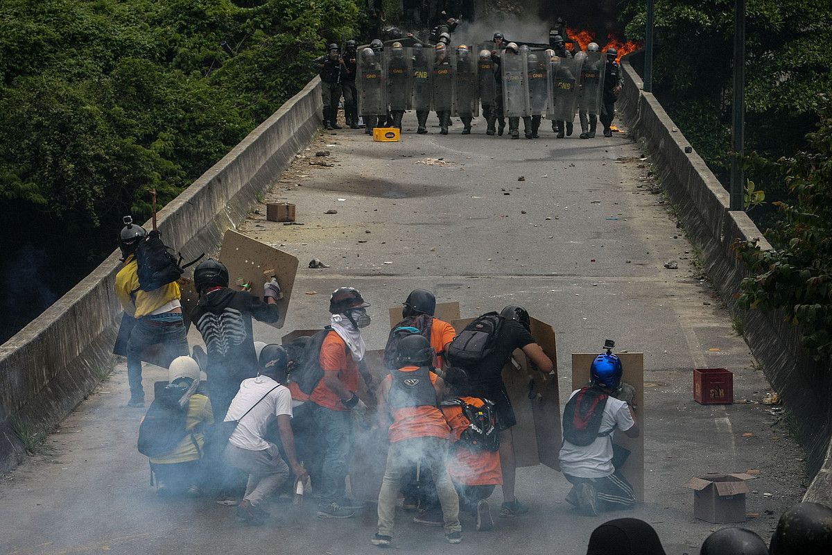 Istiluak oposizioko manifestarien eta Guardia Nazionalaren artean, joan den maiatzean, Caracasen. C. FERNANDEZ / EFE.