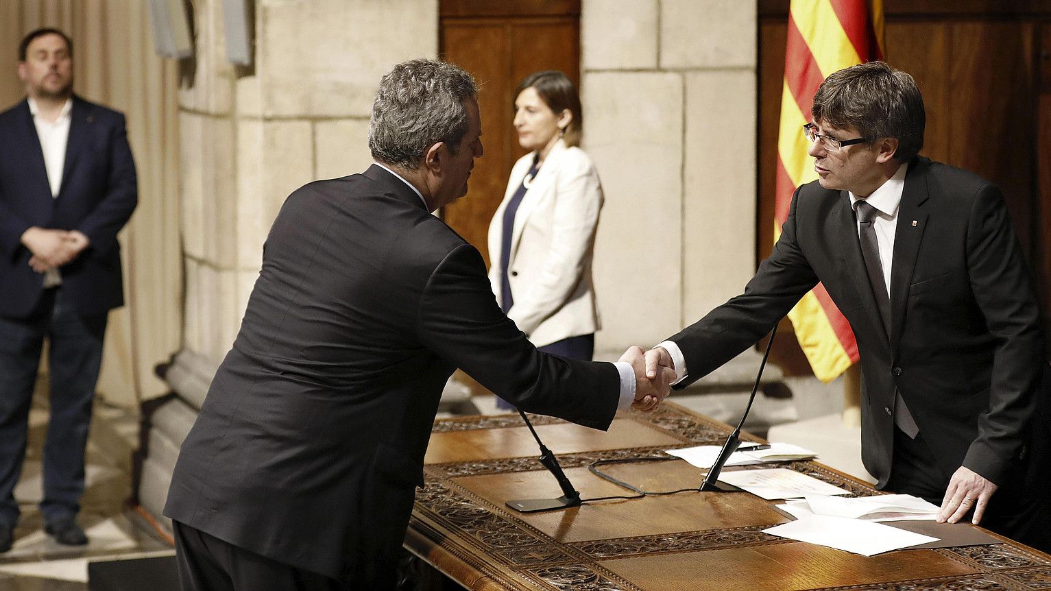 Joaquim Forn, Barne kontseilari kargua hartzen Carles Puigdemont presidentearekin, atzo. ANDREU DALMAU / EFE.