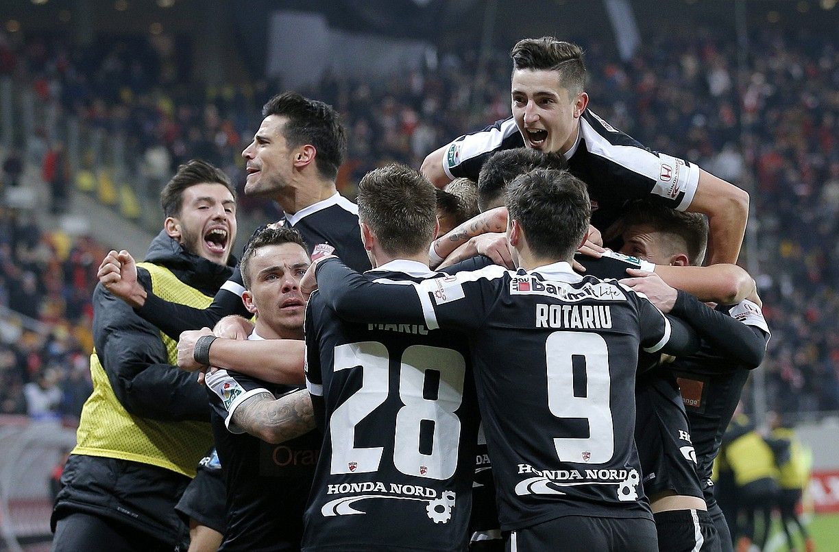 Dinamo Bukaresteko jokalariak, Steauari sartutako gol bat ospatzen, aurreko denboraldian. ROBERT GHEMENT / EFE. Dinamo Bukaresteko jokalariak, Steauari sartutako gol bat ospatzen, aurreko denboraldian. ROBERT GHEMENT / EFE.
