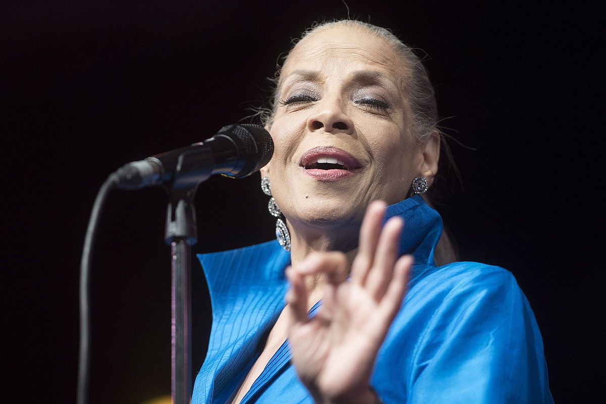 Patti Austin, herenegun, Mendizorrotza kiroldegian Ella Fitzgeraldi eskaini zion omenaldian. JUANAN RUIZ / ARGAZKI PRESS.
