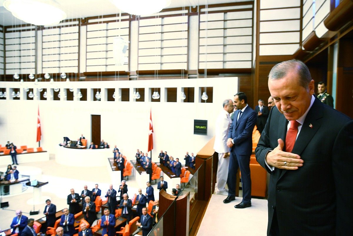 Recep Tayyip Erdogan Turkiako presidentea, atzo, parlamentuan egindako ekitaldian. MURAT CETINMUHURDAR / EFE.