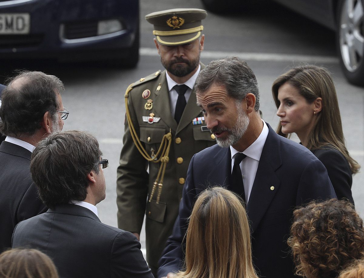 Carles Puigdemont presidentea Espainiako errege Felipe VI.arekin hizketan, joan den igandean, Bartzelonan. SERGIO BARRENECHEA / EFE.