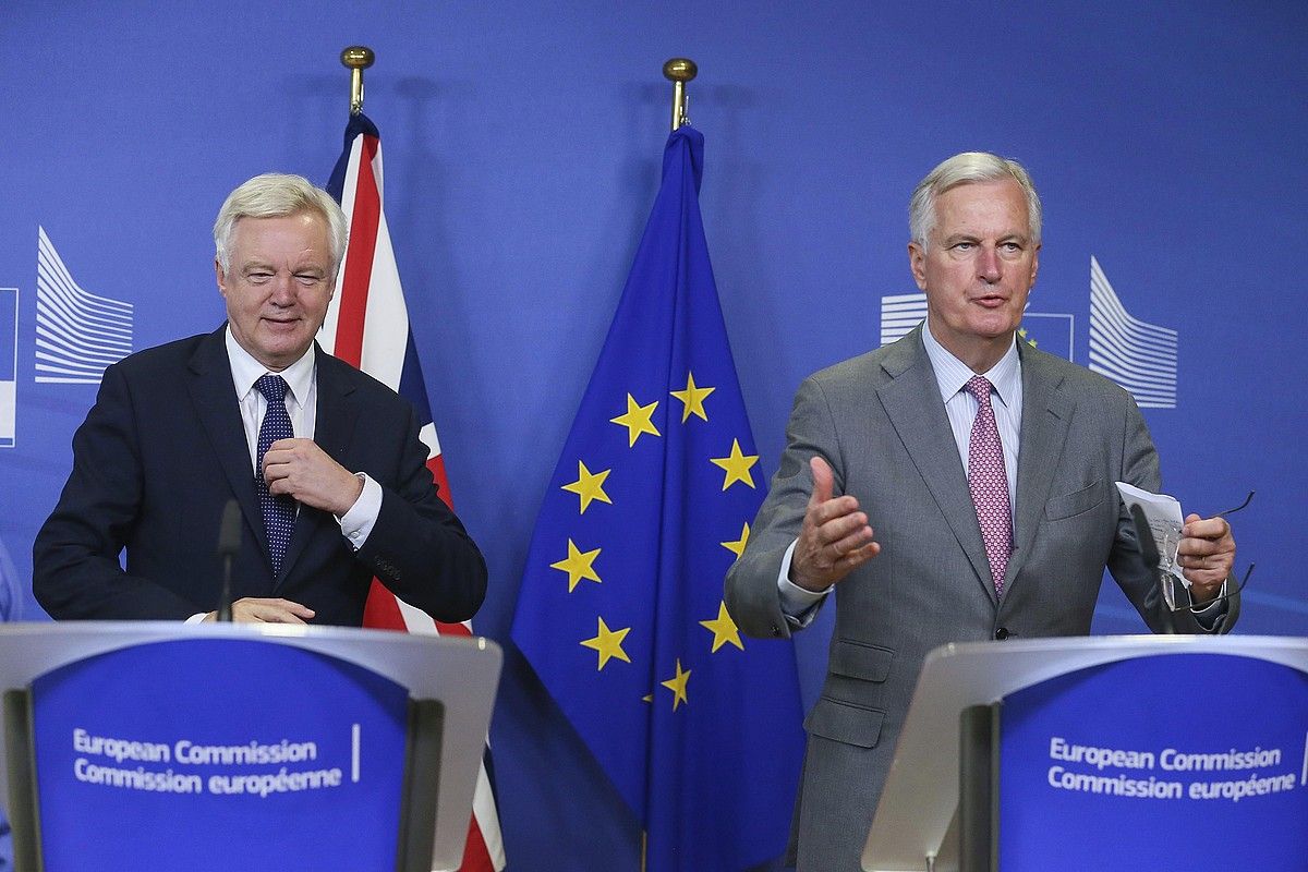 David Davis brexit-erako Erresuma Batuaren negoziazioburua eta Michel Barnier EB Europako Batasunekoa, atzo Bruselan. STEPHANIE LECOCQ / EFE.