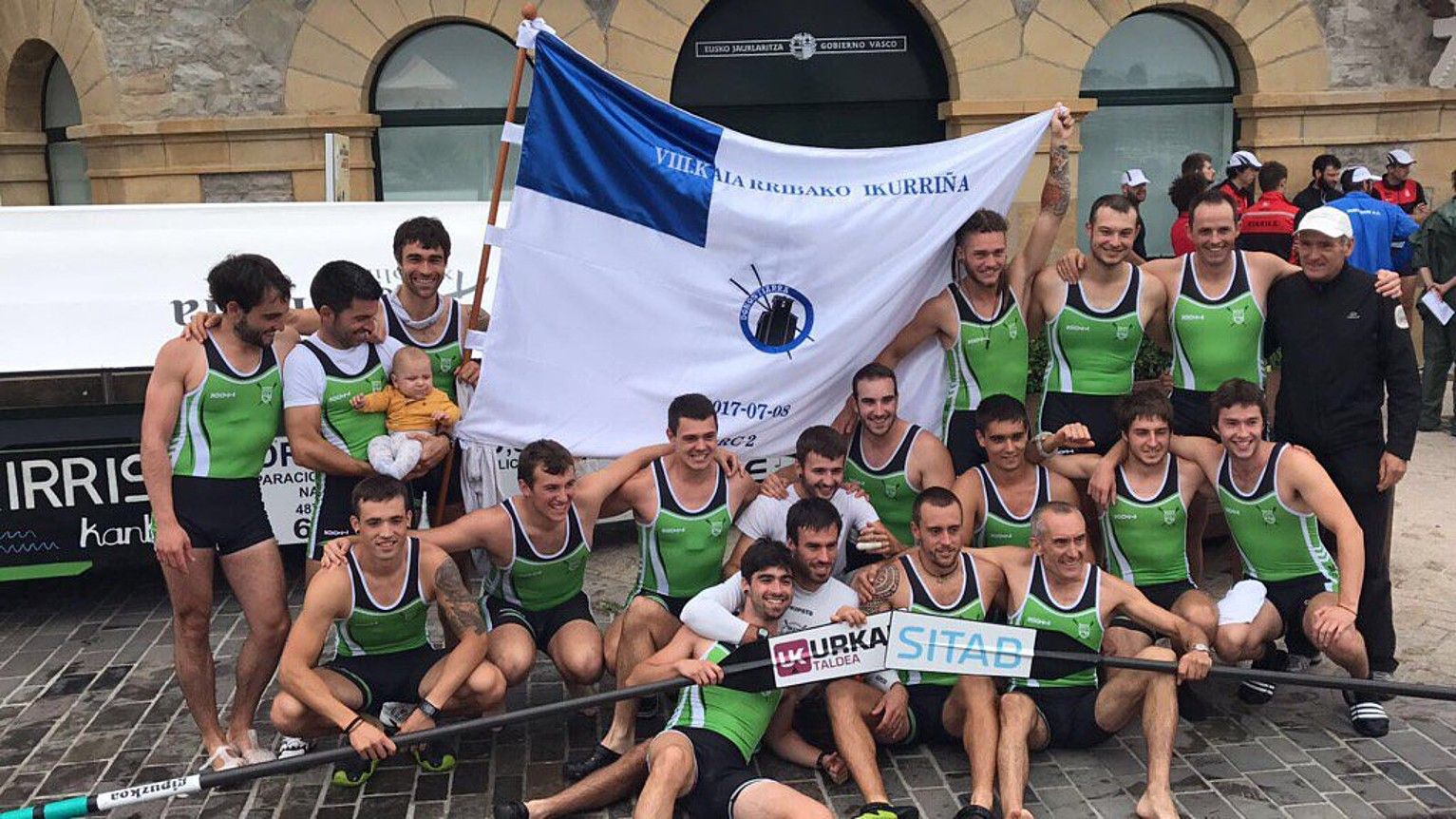 Mutrikuko arraunlariak, uztailaren 8an Donostian irabazi zuten banderarekin. MUTRIKU ARRAUN TALDEA.