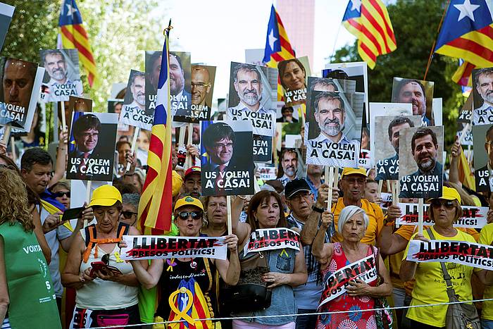 Manifestariak, preso eta erbesteratuen aldeko kartel eta irudiekin, gaur. EFE