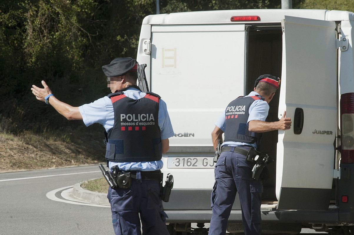 Mossos d'Esquadrako bi agente furgoneta bat miatzen, joan den astelehenean, Ripollen. ROBIN TOWNSEND / EFE. Mossos d'Esquadrako bi agente furgoneta bat miatzen, joan den astelehenean, Ripollen. ROBIN TOWNSEND / EFE.