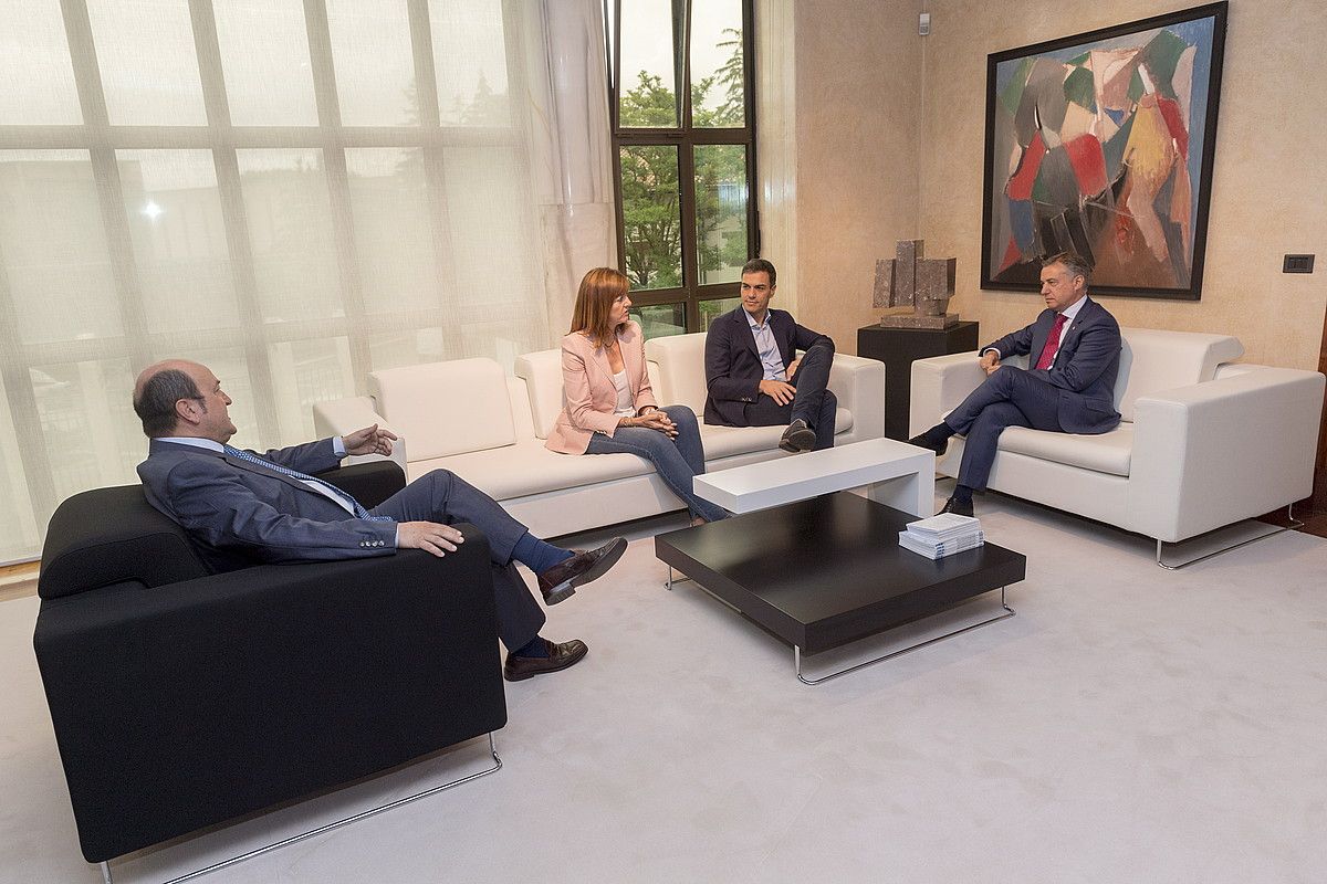 Andoni Ortuzar, Idoia Mendia, Pedro Sanchez eta Iñigo Urkullu, atzo, Lehendakaritzan egindako bileran. JUANAN RUIZ / ARGAZKI PRESS. Andoni Ortuzar, Idoia Mendia, Pedro Sanchez eta Iñigo Urkullu, atzo, Lehendakaritzan egindako bileran. JUANAN RUIZ / ARGAZKI PRESS.