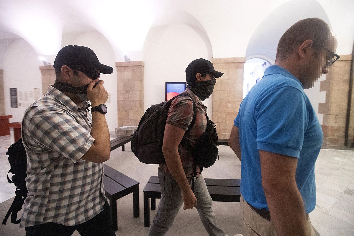 Hiru guardia zibil, atzo, Kataluniako Parlamentuan. MARTA PEREZ / EFE. Hiru guardia zibil, atzo, Kataluniako Parlamentuan. MARTA PEREZ / EFE.