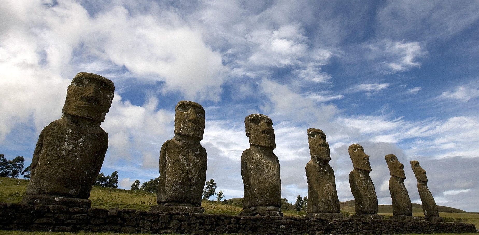 Moai eskultura entzutetsuak dira rapanuien ondarerik ezagunena. IAN SALAS / EFE.