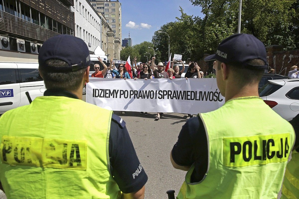 Bi polizia eta hainbat manifestari erreformen aurkako protesta batean, Varsovian. TOMASZ GZELL / EFE.