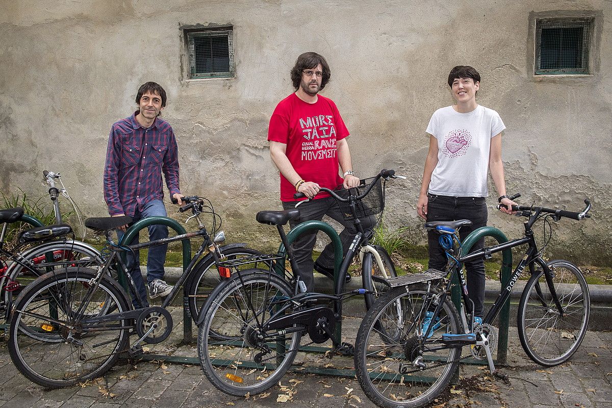 Imanol Ubeda, Ion Andoni del Amo eta Leire Lopez Ziluaga, Zarautzen, mahai ingurua egin aurretik. GORKA RUBIO / ARGAZKI PRESS.