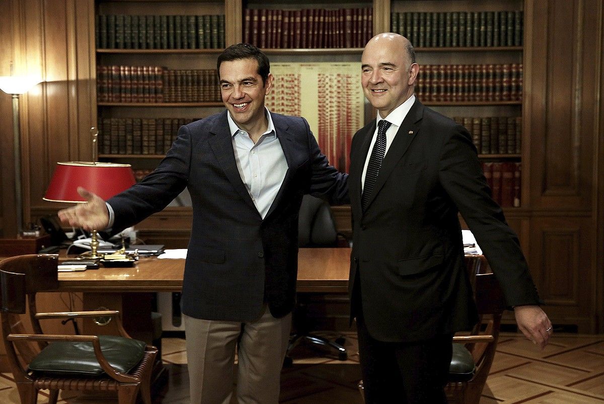Alexis Tsipras eta Pierre Moscovici atzo, Atenasen. SIMELA PANTZARTZI / EFE. Alexis Tsipras eta Pierre Moscovici atzo, Atenasen. SIMELA PANTZARTZI / EFE.