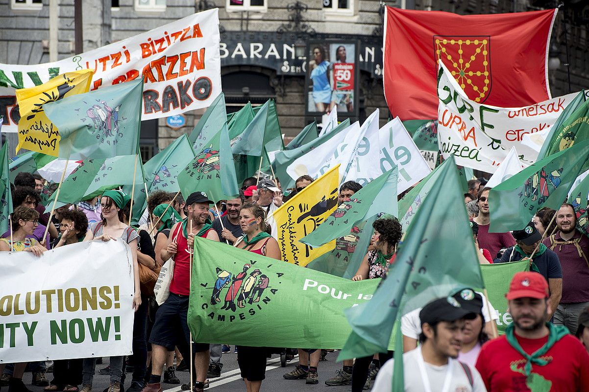 Mundu zabaleko nekazari elkarte askotatik iritsitako laborariak, Bilboko manifestazioan, igandean. MONIKA DEL VALLE / ARGAZKI PRESS.