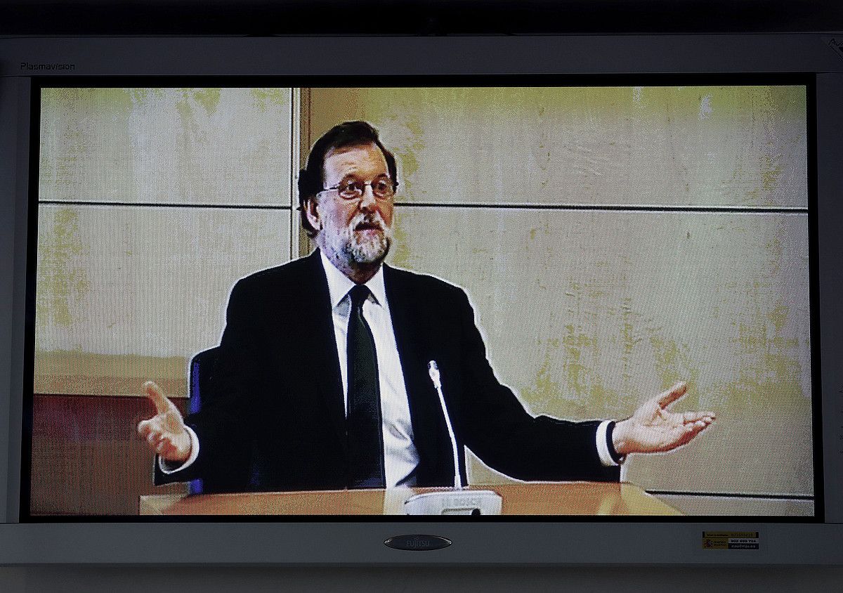 Mariano Rajoy, Auzitegi Nazionaleko aretoko monitorearen bidez hartutako irudi batean, atzo. CHEMA MOYA / EFE.