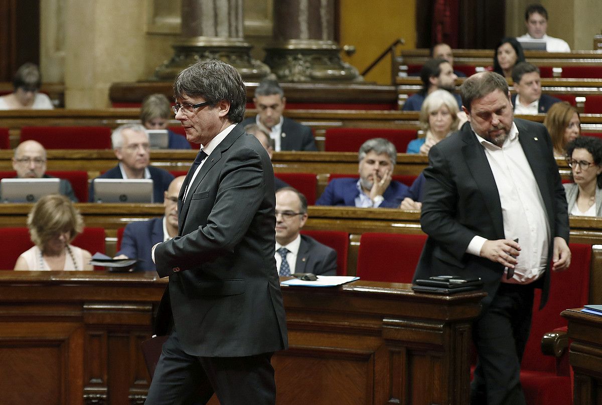Carles Puigdemont Kataluniako presidentea eta Oriol Junqueras presidenteorde eta Ekonomia kontseilaria, atzo, parlamentuan. ANDREU DALMAU / EFE.